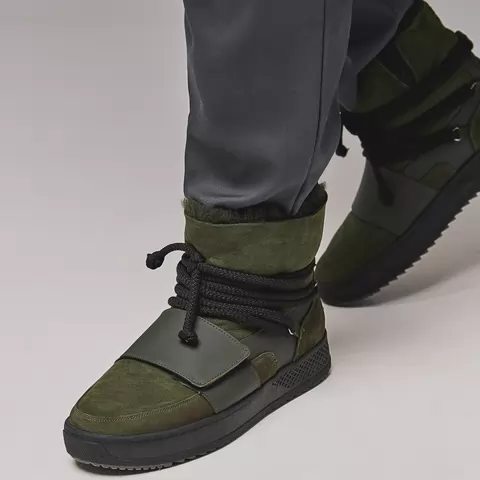 Men's Ugg boots.