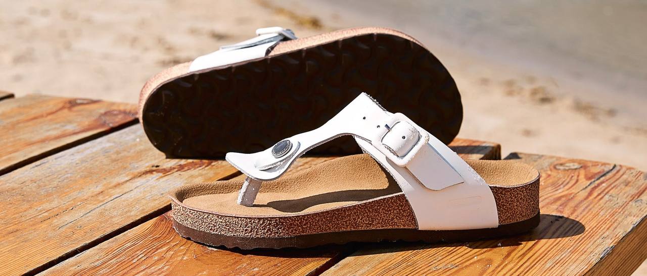 Розпродаж жіночого одягу.