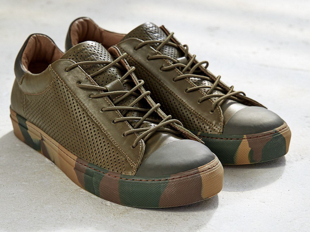 Розпродаж чоловічого одягу.