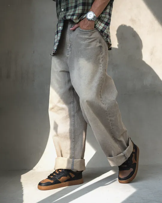 Wide light jeans with rolled hems and Babylon sneakers