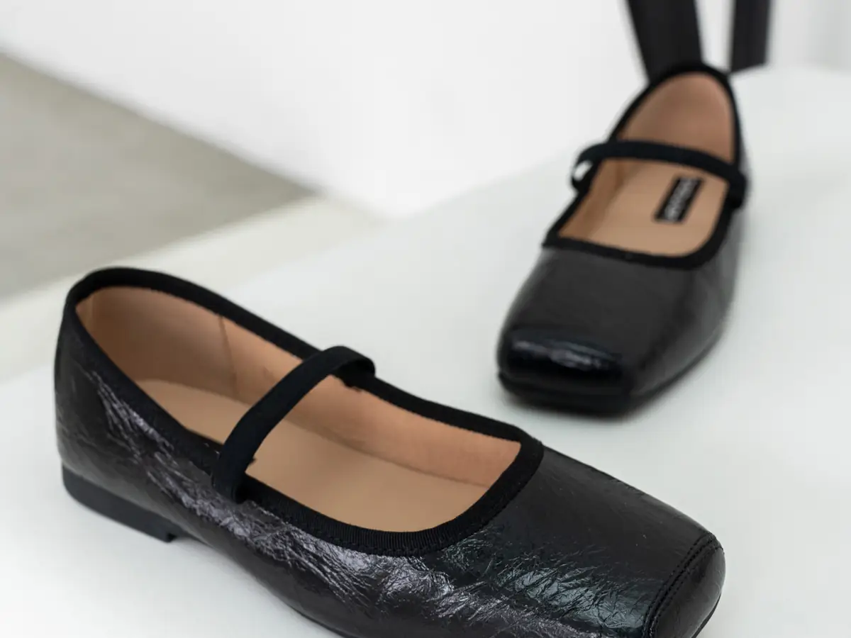 Babylon Perle-11 women's black faux leather ballet flats with a strap