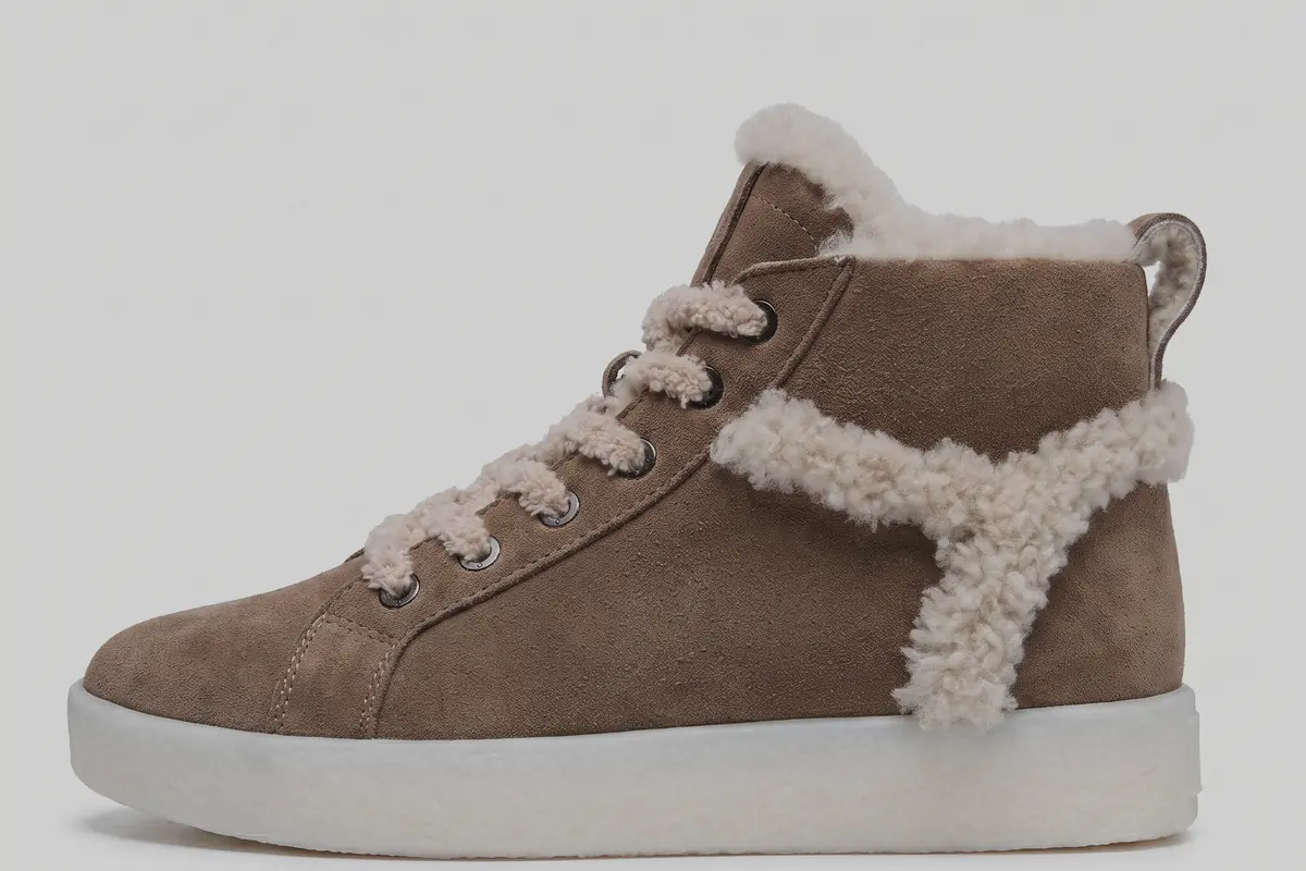 Women's Glori-14 brown nubuck boot, side view: fur trim around the collar, a fur strap on the side and a light-coloured sole